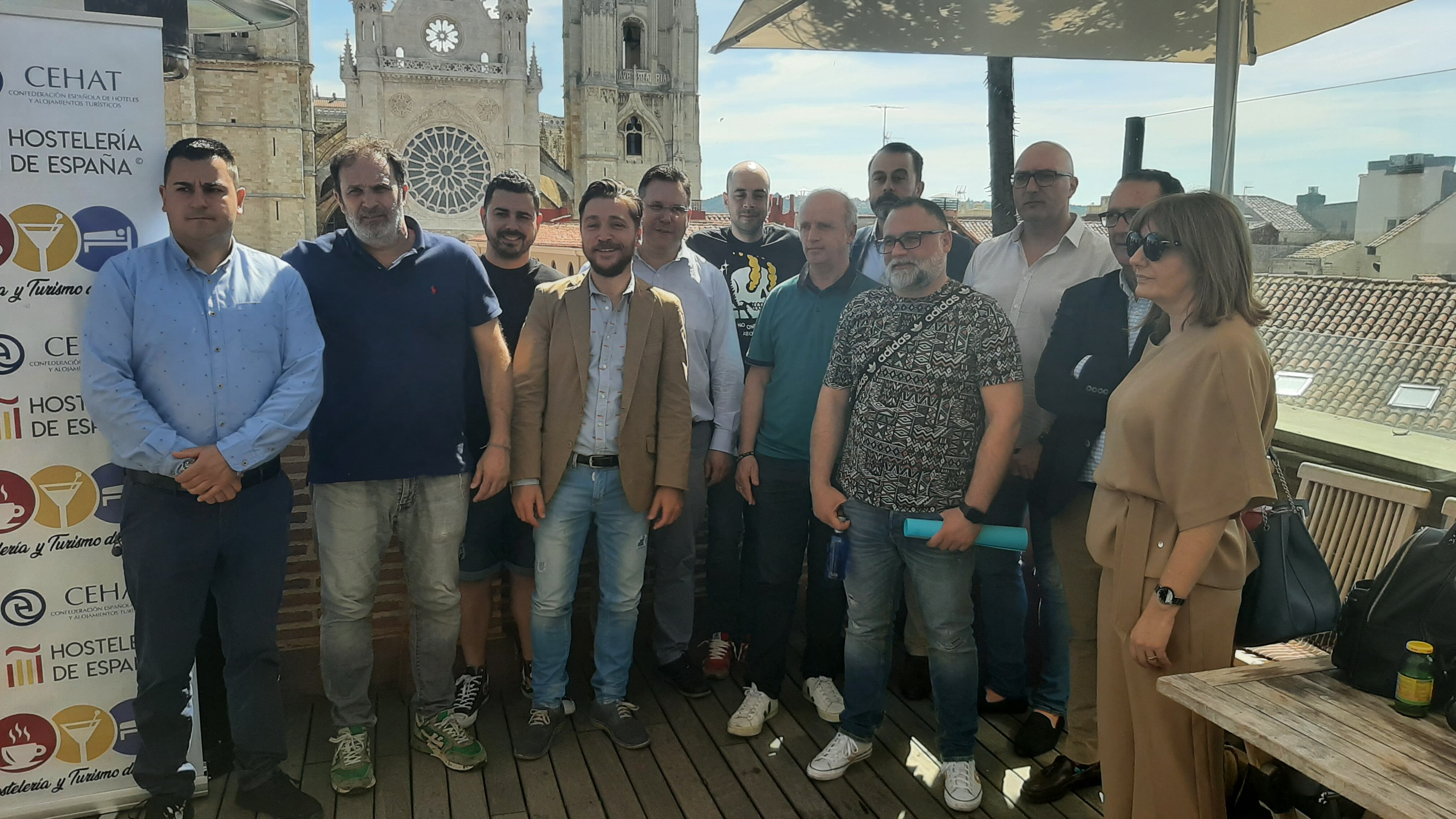 La nueva junta directiva de la Asociación de Hostelería de León posa para los medios gráficos