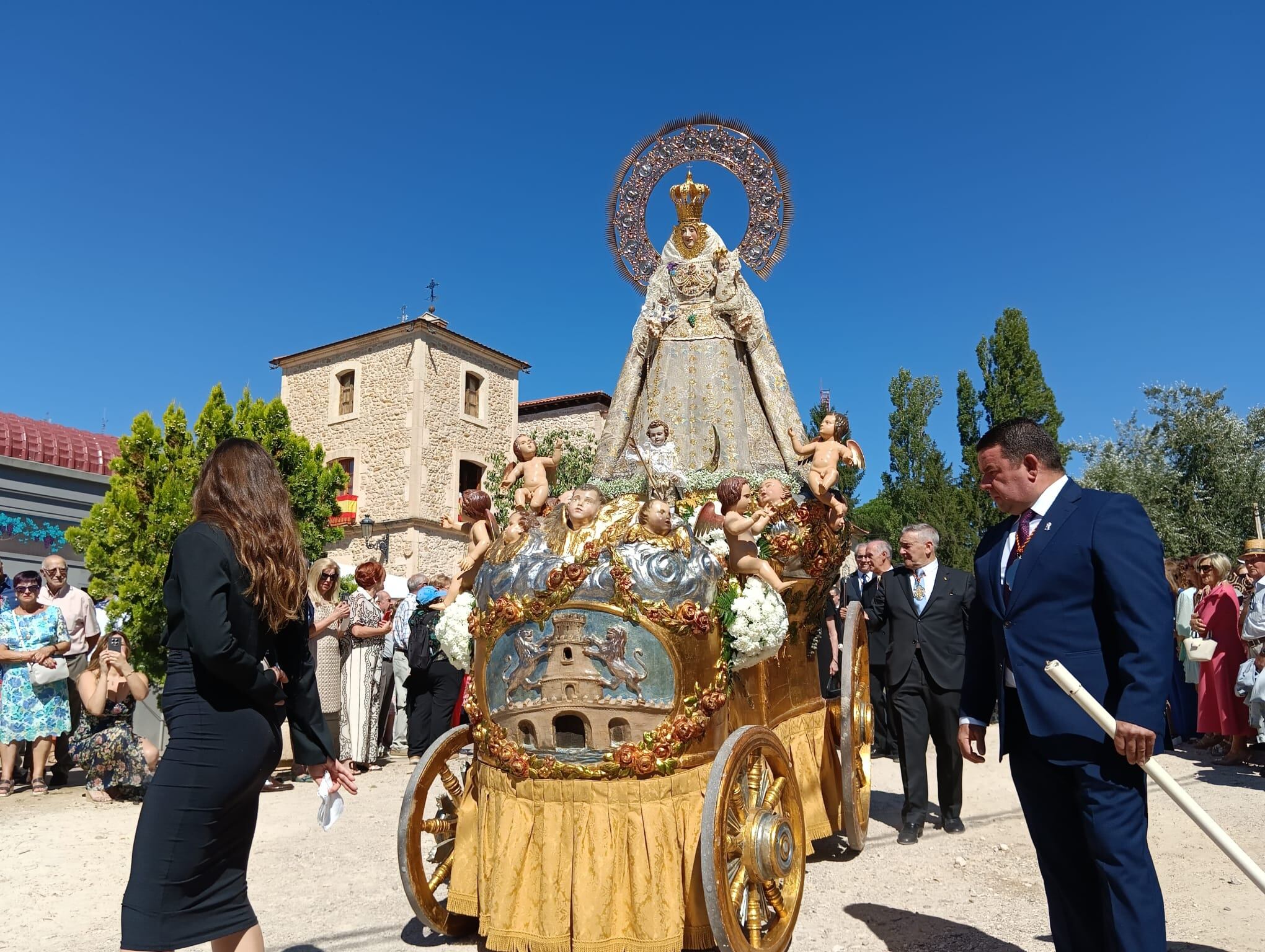 La Virgen de las Viñas con la guía de su carroza durante la procesión