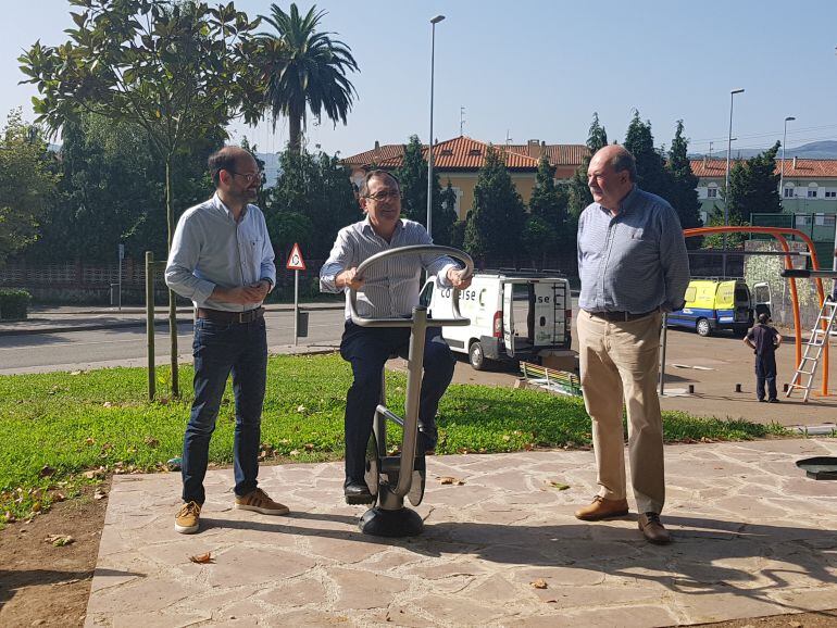 José Luis Urraca, concejal de Parques y Jardines; José Manuel Cruz Viadero, alcalde y Arturo Roiz, concejal de Torrelavega Sí