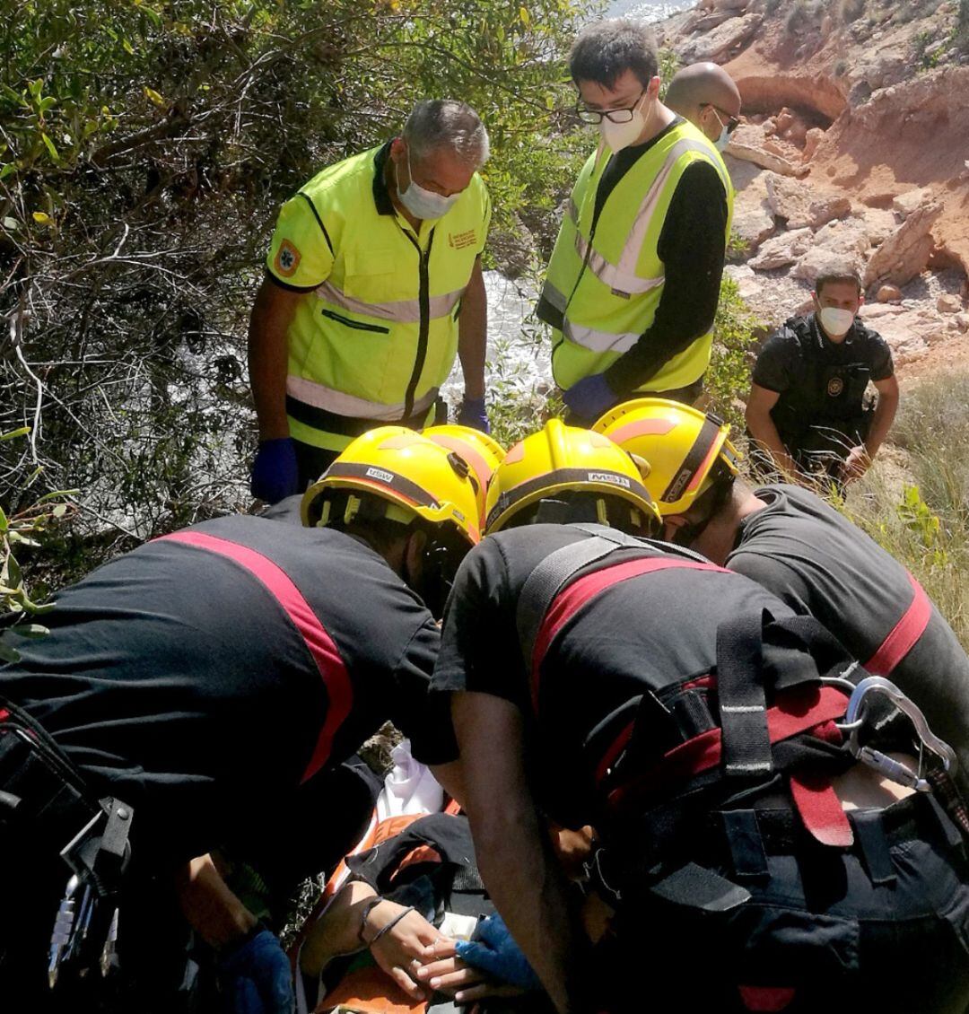 Los bomberos rescatan el cuerpo del varón fallecido en Orihuela Costa