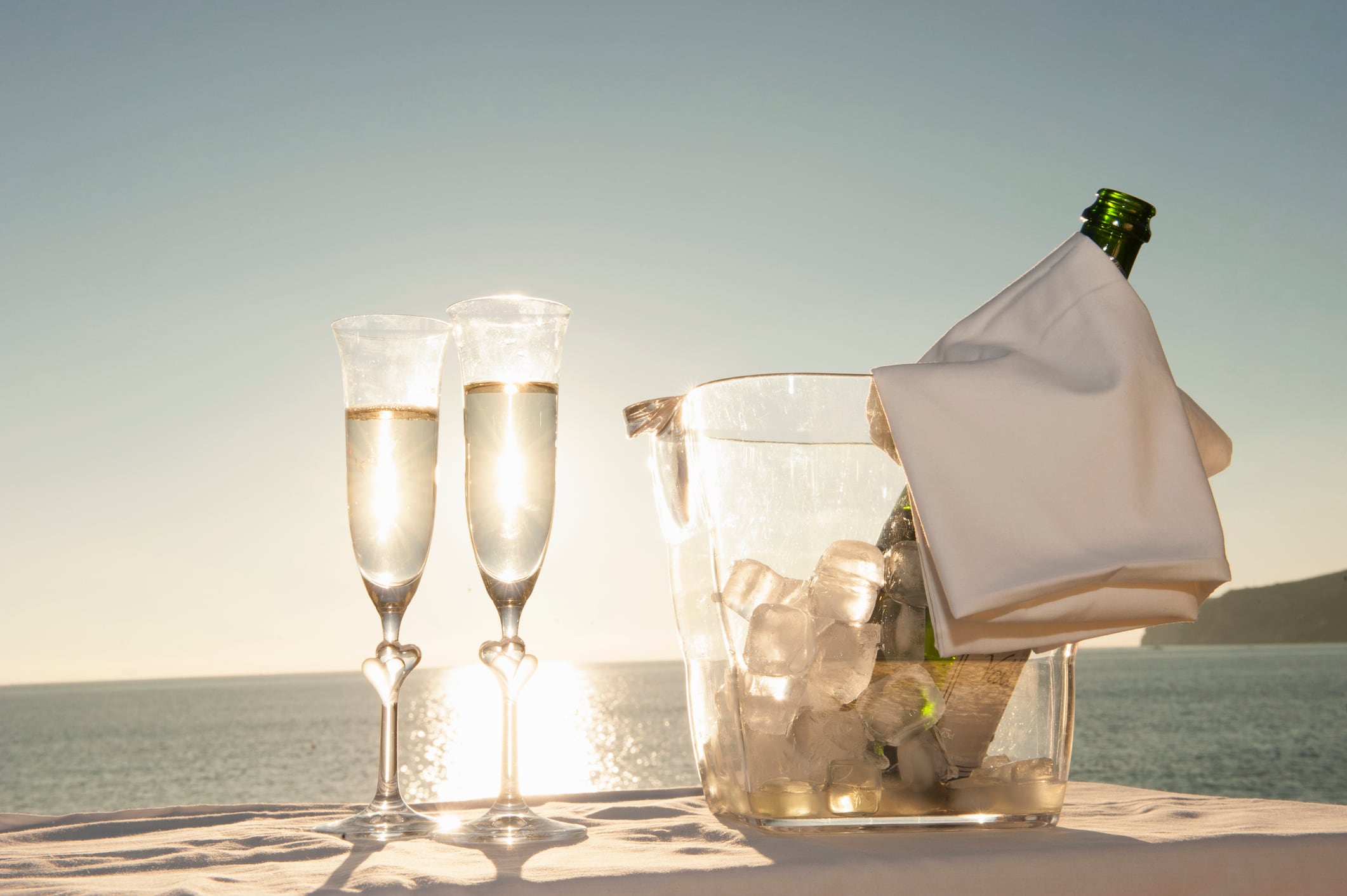 ¿Exite un plan mejor que celebrar las vacaciones brindando con un buen cava de menos de 20 euros frente al mar?