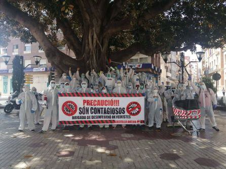 Miembros de las Brigadas Antifascistas de Castellón protestan contra la concentración de militantes de VOX