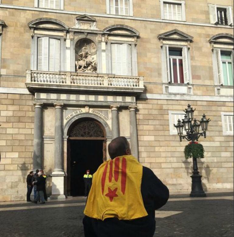 Imagen de la concentración en la plaza de Sant Jaume (Barcelona) para exigir a los partidos políticos un acuerdo para investir a Artur Mas.