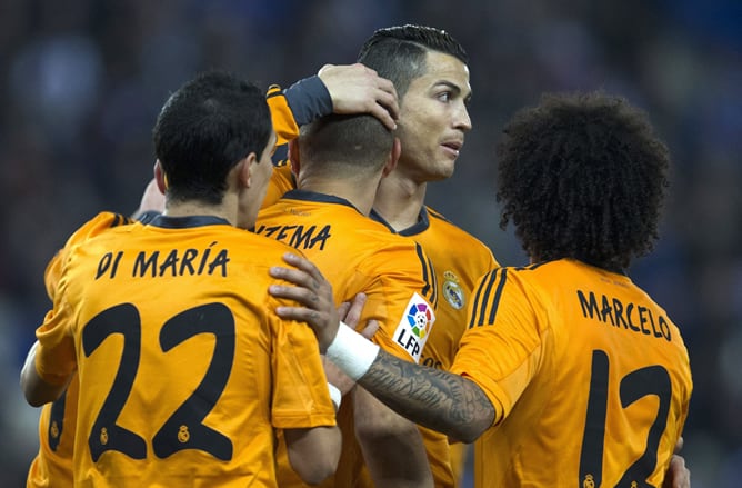 El delantero francés del Real Madrid Karim Benzemá celebra con sus compañeros el primero de su equipo frente al Espanyol