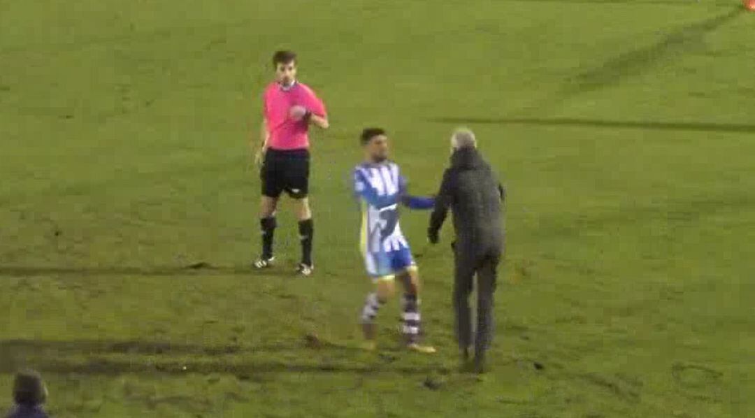 Momento en el que el entrenador blanquiazul, Javier Álvarez de los Mozos, pide explicaciones al árbitro dentro del terreno de juego tras ser expulsado.