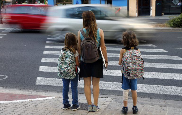 La CEAPA denuncia que un 14% de las familias asume el pago de la luz, el gas o el agua de centros públicos