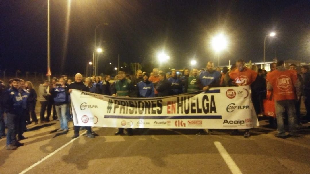 Protesta de los funcionarios de prisiones a las puertas de la cárcel de Zuera (Zaragoza)