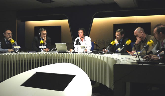 Todos los implicados en el parón del fútbol propuesto por la Liga de Fútbol Profesional debaten la situación en &#039;El Larguero&#039;. En la imagen, Alfredo Relaño, director del diario &#039;AS&#039;; José Luis Astiazarán, presidente de la Liga; José Ramón de la Morena; Ja