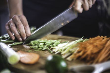 Una persona durante el cocinado de verduras y hortalizas