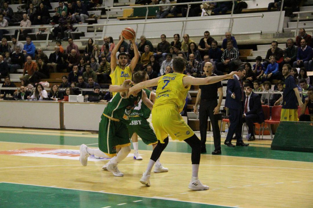 Con trece triples y un tercer cuarto inmaculado desde el exterior, Huesca mantuvo su imbatibilidad como local venciendo por 79-74 al equipo ourensano.