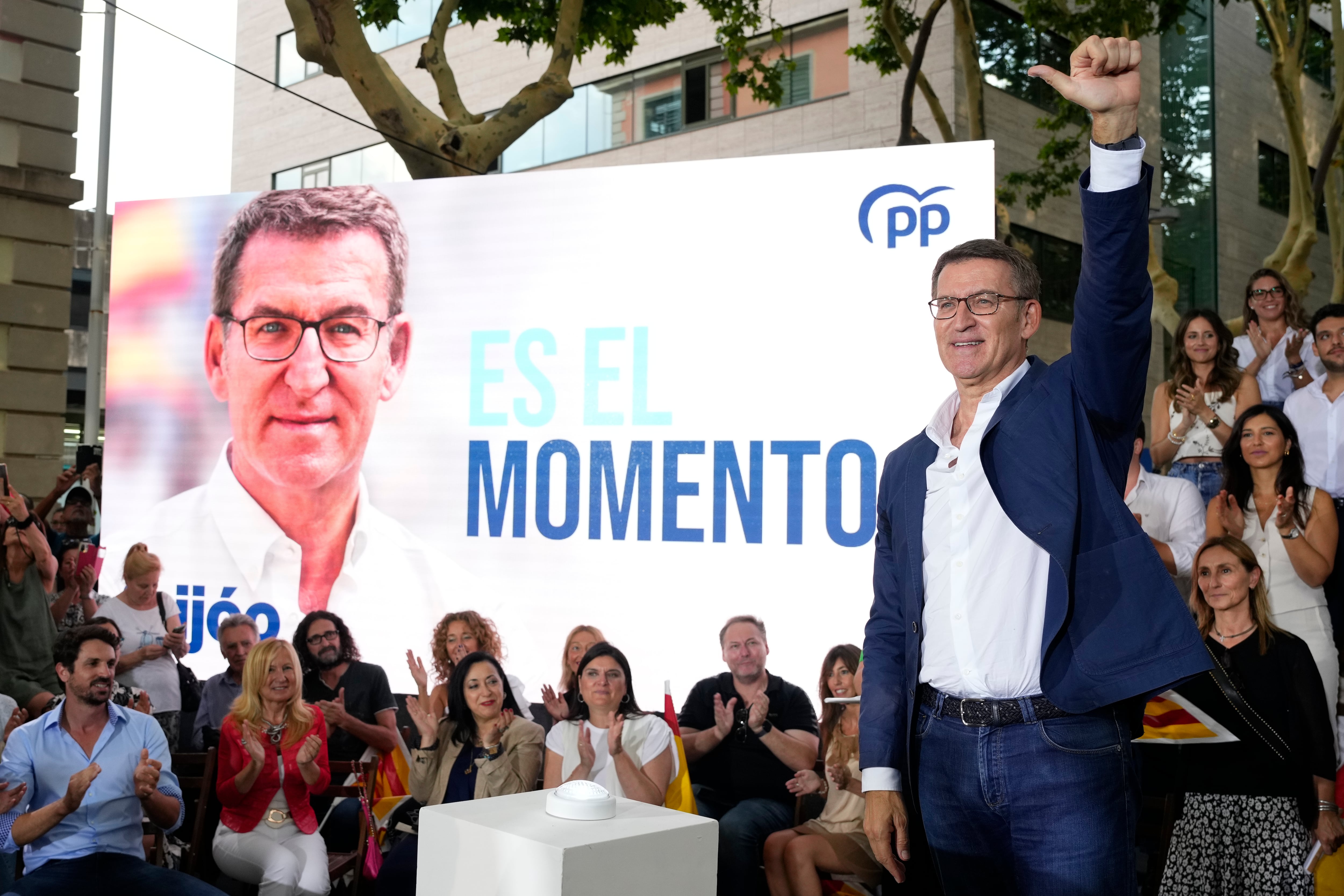 El presidente del PP y candidato a la presidencia del Gobierno, Alberto Núñez Feijóo, en el acto de inicio de campaña en Castelldefels, junto al cabeza de lista del PP por Barcelona al Congreso, Nacho Martín Blanco