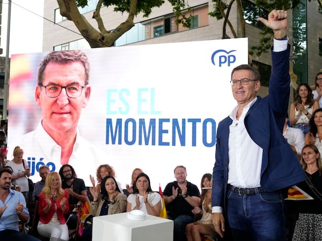 El presidente del PP y candidato a la presidencia del Gobierno, Alberto Núñez Feijóo, en el acto de inicio de campaña en Castelldefels, junto al cabeza de lista del PP por Barcelona al Congreso, Nacho Martín Blanco