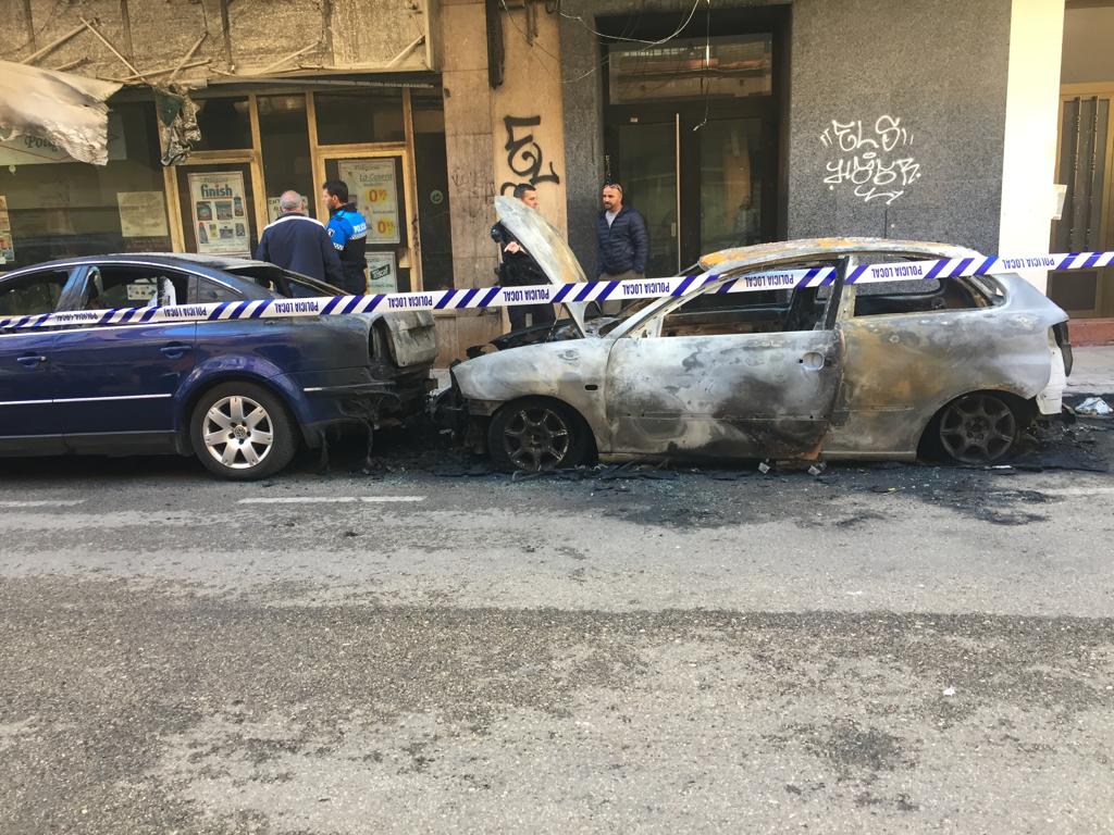 Dos han sido los coches más afectados por el fuego, cuyos daños se han extendido al cercano supermercado
