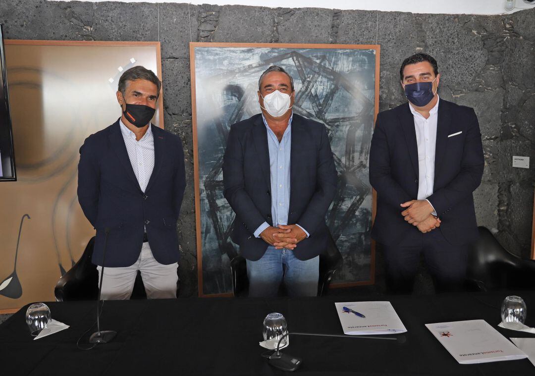 La firma del acuerdo de colaboración va en sintonía con la estrategia planteada desde Lanzarote para la recuperación y mejora de la calidad turística en la isla.