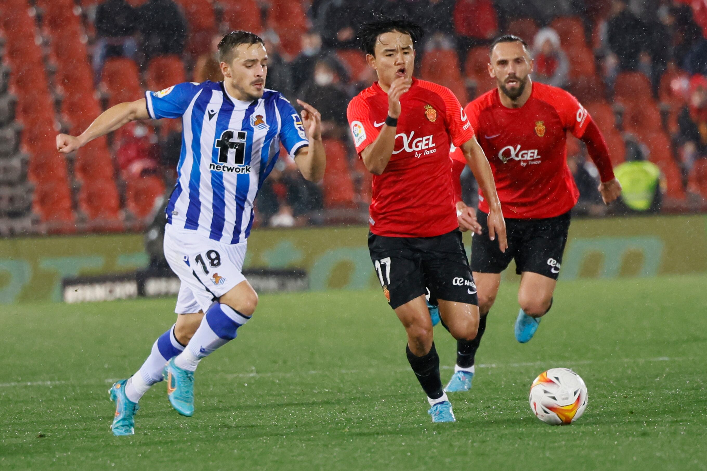 GRAF9284. PALMA DE MALLORCA (ESPAÑA), 02/03/2022.- El extremo japonés del Mallorca Takefusa Kubo (d) avanza con la pelota ante el defensa de la Real Sociedad Andoni Gorosabel (i) durante el encuentro de la jornada 21 de LaLiga entre el RCD Mallorca y la Real Sociedad, este miércoles en el estadio de Son Moix en Mallorca. EFE/ Cati Cladera