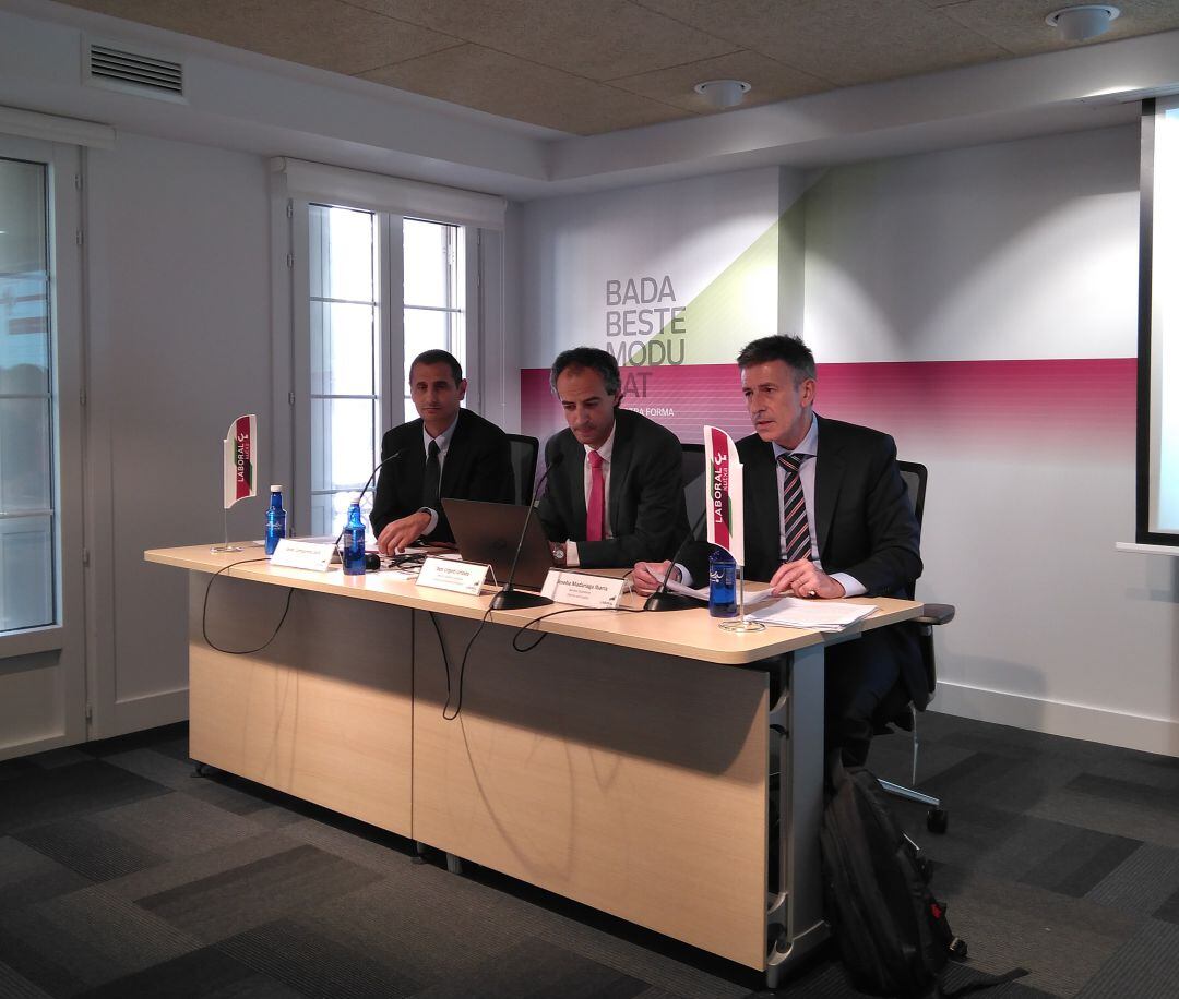 Javier Cortajarena, Ibon Urgoiti y Joseba Madariaga han presentado el estudio conyuntural económico de Laboral Kutxa