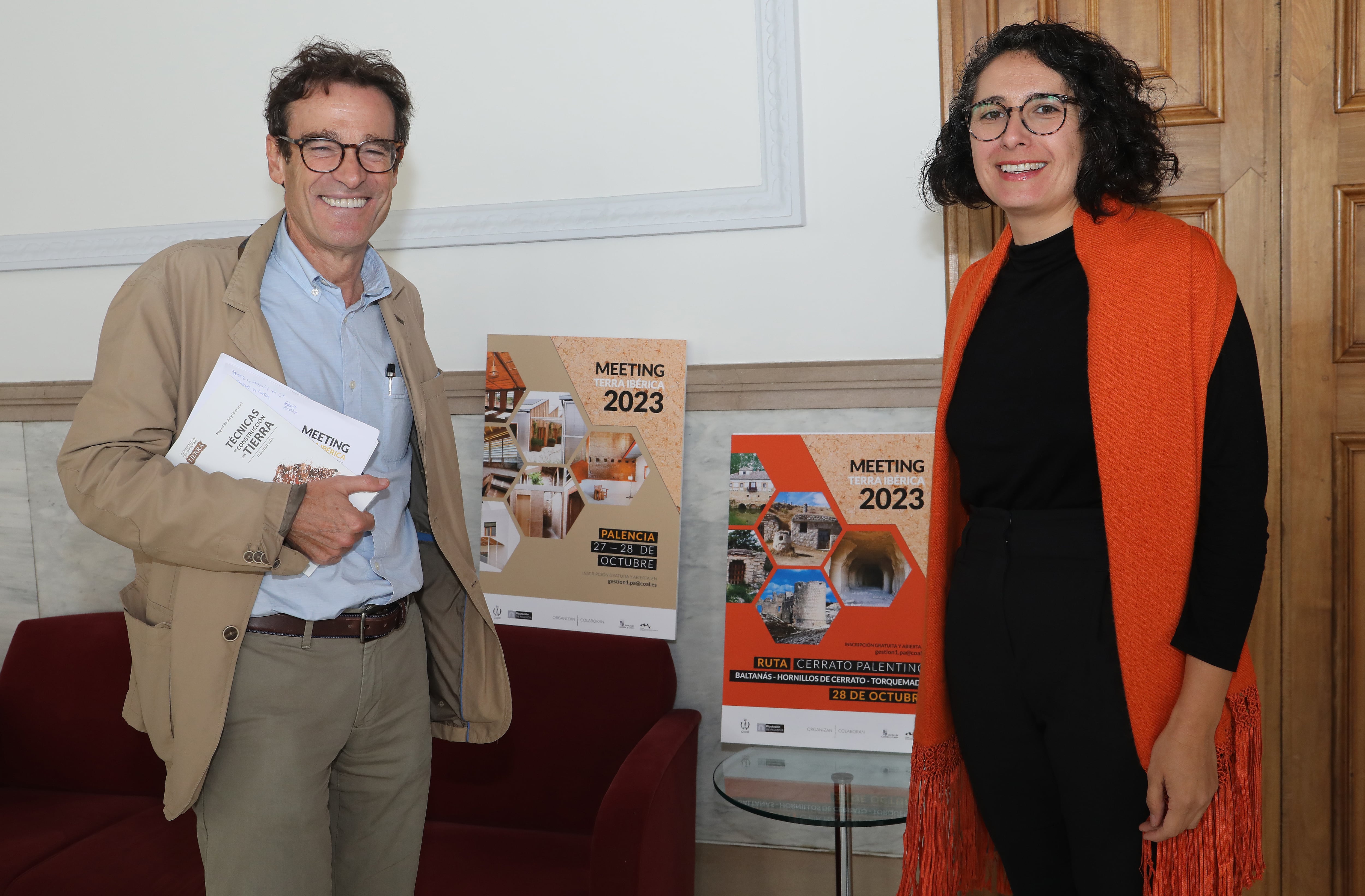 Los arquitectos Amanda Rivera de Universidad Politécnica de Barcelona y Félix Jové de la UVa en un receso del encuentro celebrado en Palencia