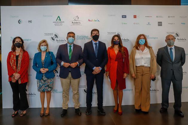 El vicepresidente de la Junta y consejero de Turismo, Regeneración, Justicia y Administración Local, Juan Marín (c), en la foto de familia antes de participar en la inauguración del Foro de Innovación y Conocimiento, Andalucía, Origen y Destino