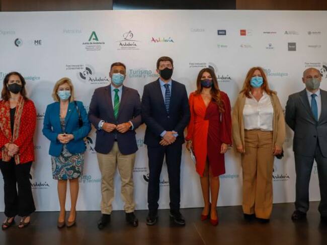 El vicepresidente de la Junta y consejero de Turismo, Regeneración, Justicia y Administración Local, Juan Marín (c), en la foto de familia antes de participar en la inauguración del Foro de Innovación y Conocimiento, Andalucía, Origen y Destino