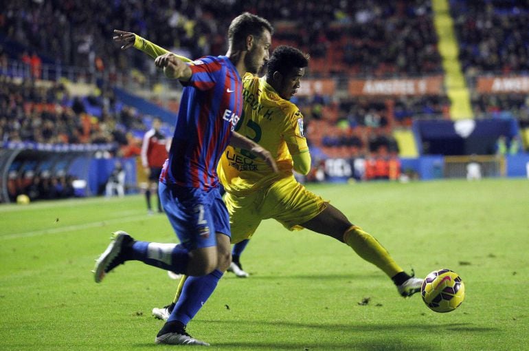 GRA172. VALENCIA, 08/12/2014.- El centrocampista colombiano del Getafe Fredy Hinestroza (d) lucha un balón con el defensa del Levante Iván López (i), durante el partido de la decimocuarta jornada de Liga de Primera División disputado esta tarde en el estadio Ciutat de Valencia. EFE/Kai Försterling