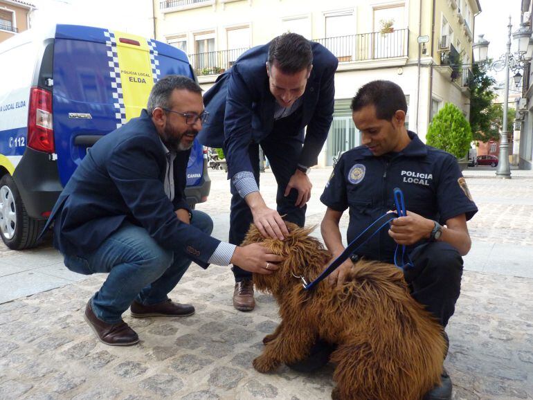 José Antonio Amat, edil de Seguridad, Rubén Alfaro, alcalde de Elda e Iván Rocamora, policía local, junto al perro Suso 