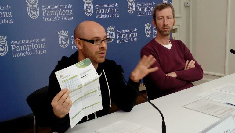 El concejal de Movilidad y Ecología Urbana, Armando Cuenca, exhibe el recibo de la luz en la presentación de un estudio sobre pobreza energética en Pamplona