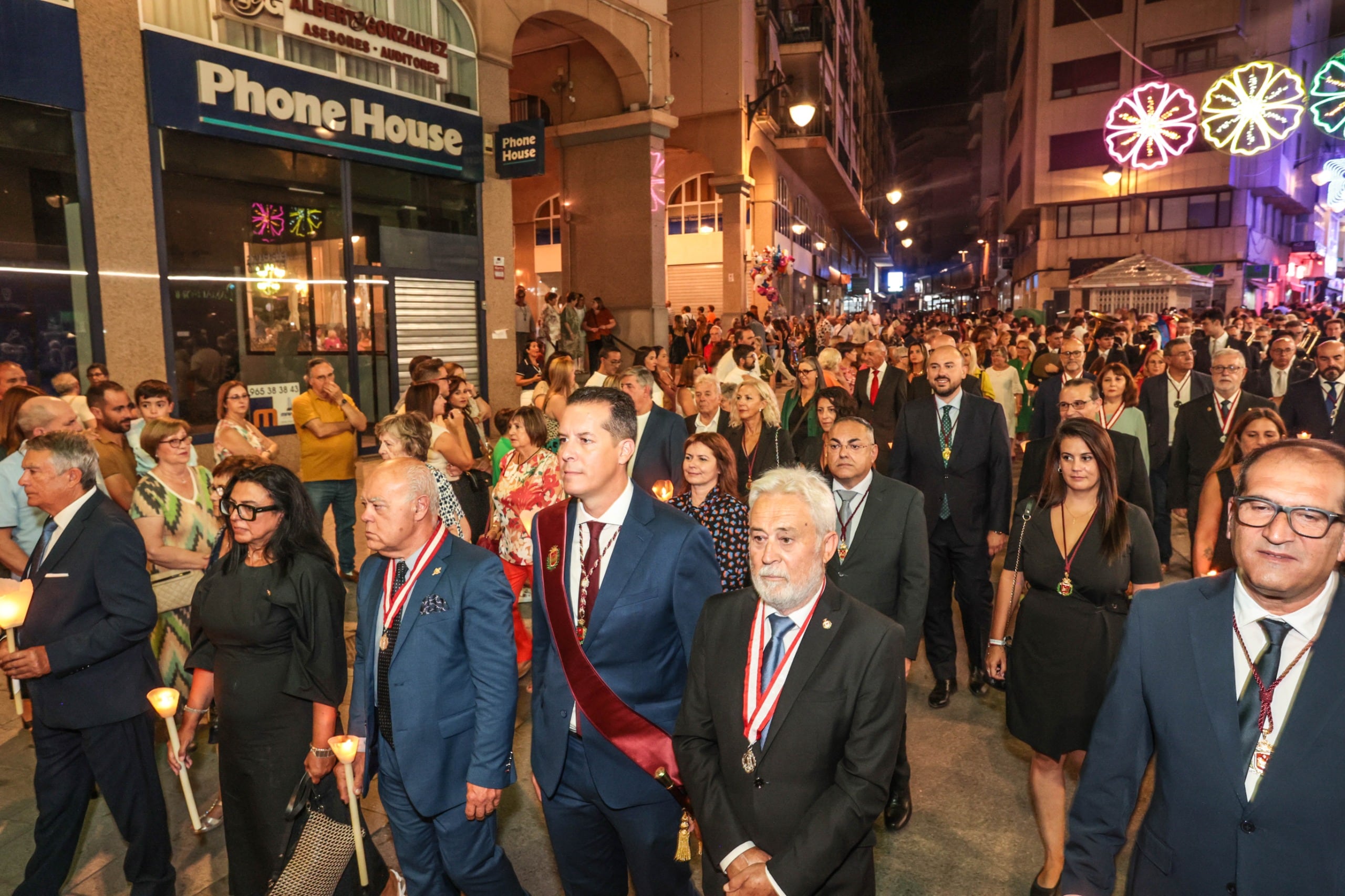 Las autoridades de la ciudad junto a Ramón González. presidente de la Cofradía de los Santos Patronos, y Juan Pascual Azorín, pregonero de las Fiestas Mayores de Elda, durante la procesión.