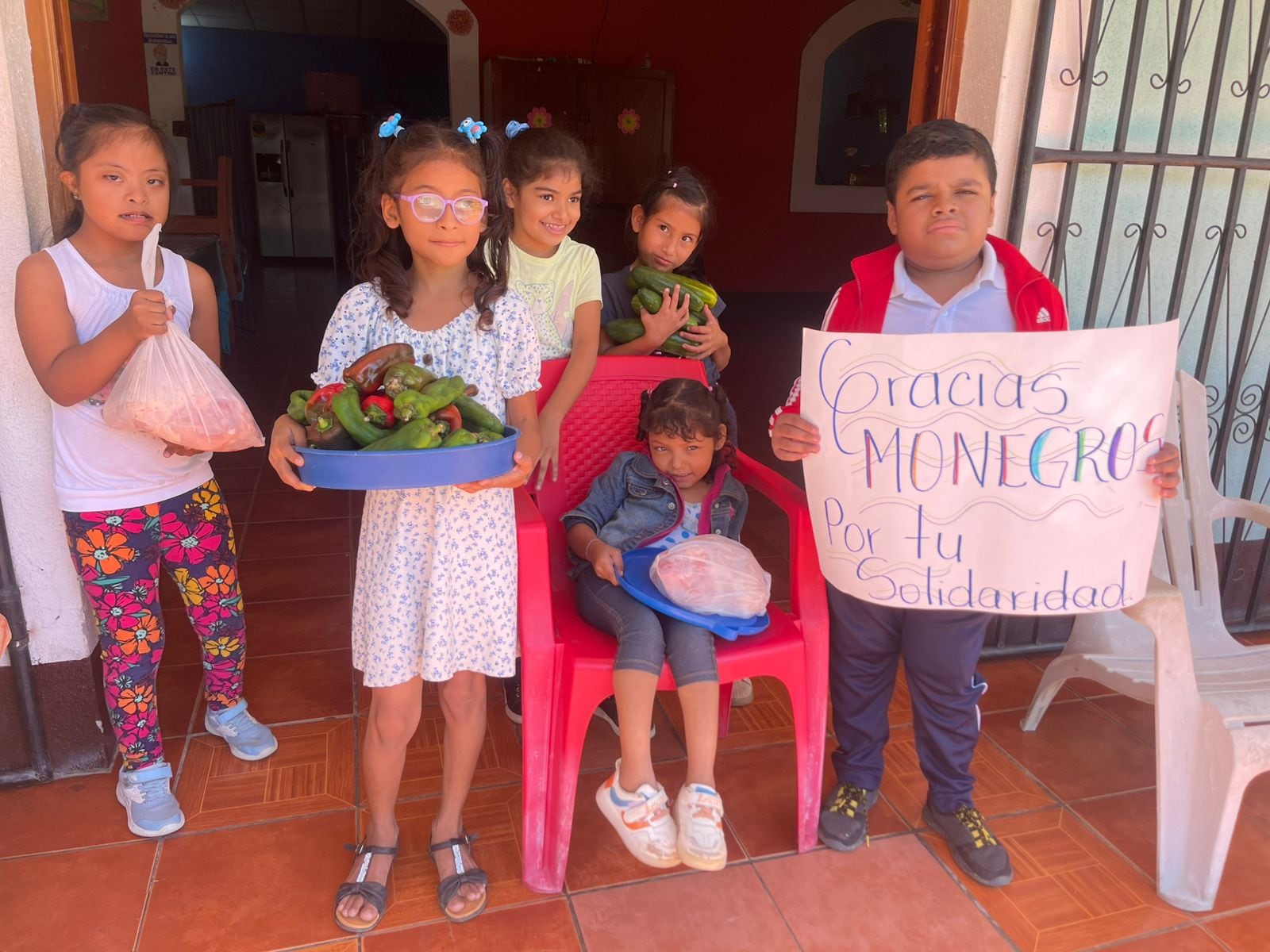 Niños y niñas agradeciendo a Monegros por Nicaragua su ayuda