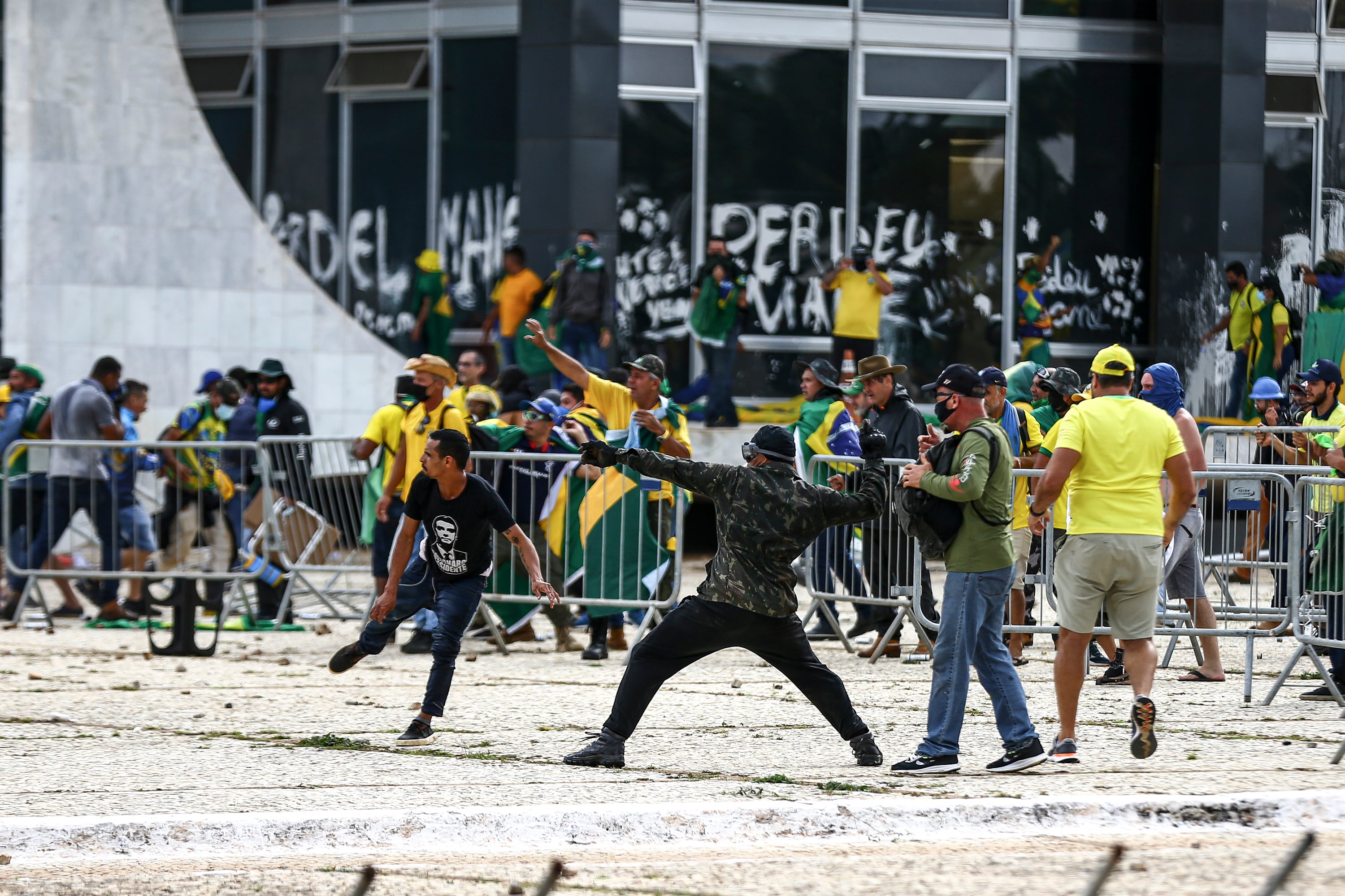 Decenas de agentes subieron la rampa que da acceso a la primera planta del palacio disparando gases lacrimógenos, mientras otro grupo de uniformados rodeaba el edificio