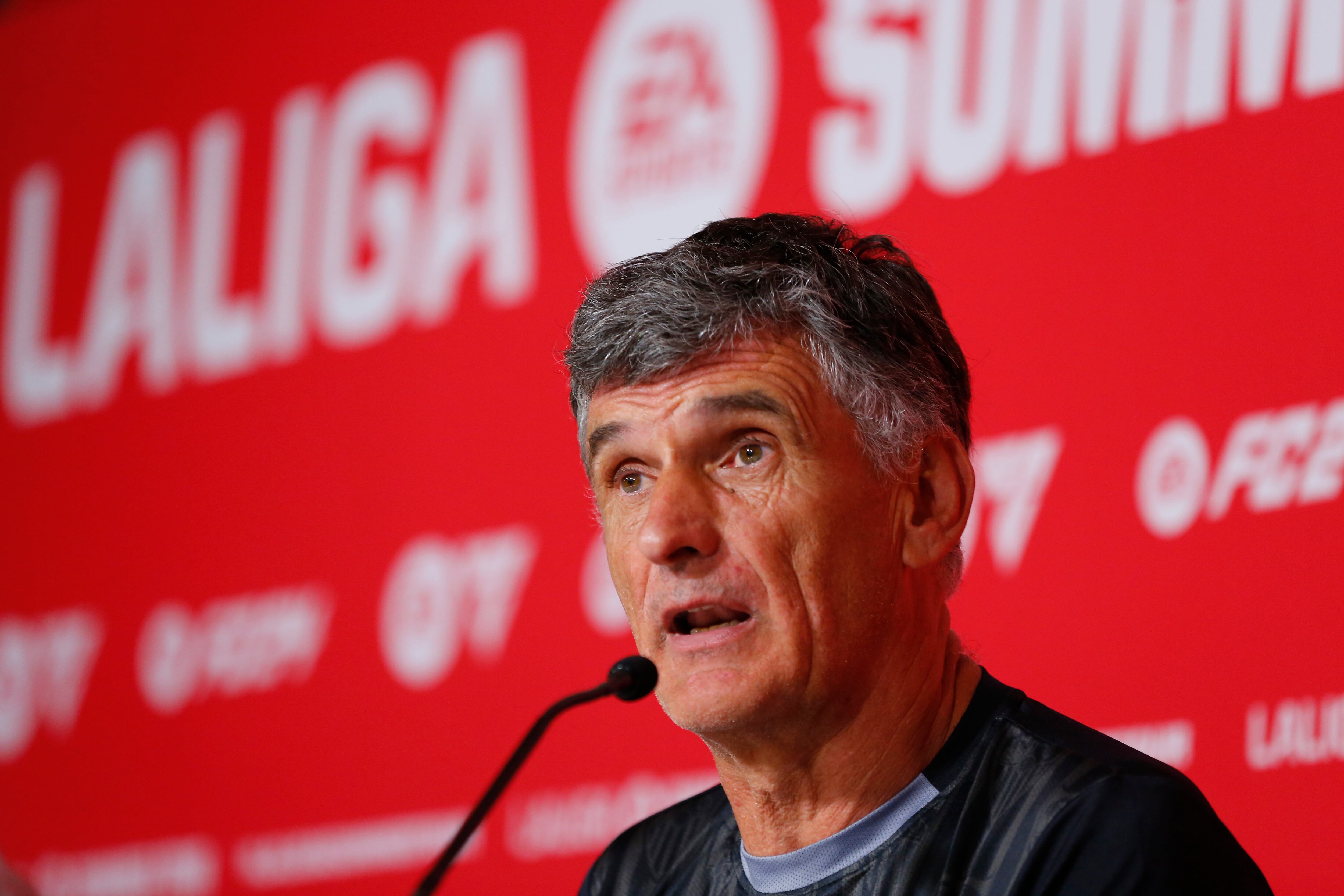 AME7046. GUADALAJARA (MÉXICO), 01/08/2023.- El entrenador del Sevilla, José Luis Mendilibar, habla durante una rueda de prensa previo a un partido ante el Real Betis como parte de La Liga Summer Tour, que se disputará en el estadio Akron, en Guadalajara (México). EFE/ Francisco Guasco
