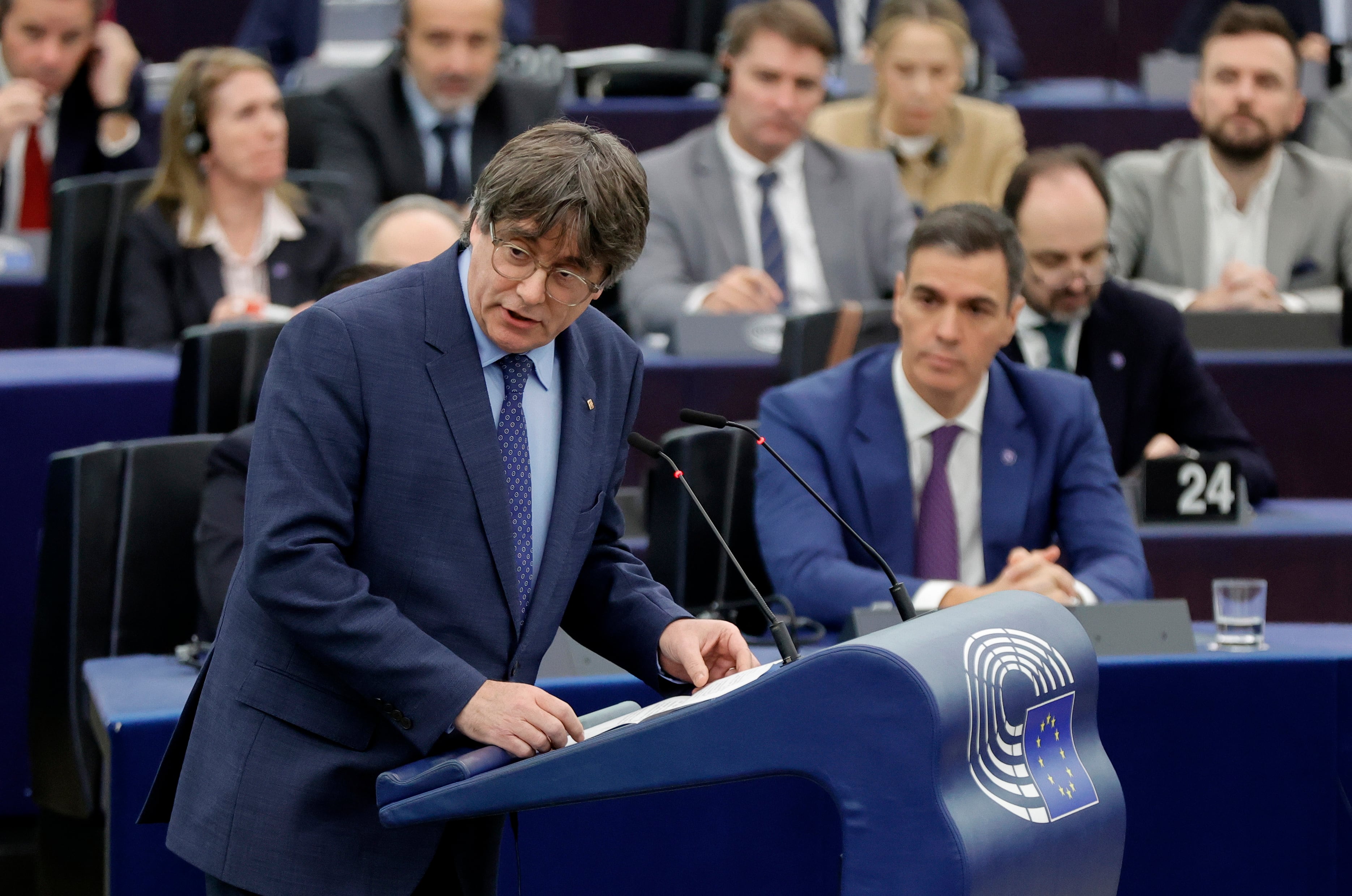 El eurodiputado y líder de Junts Carles Puigdemont interviene en el Parlamento Europeo de Estrasburgo, ante Pedro Sánchez.