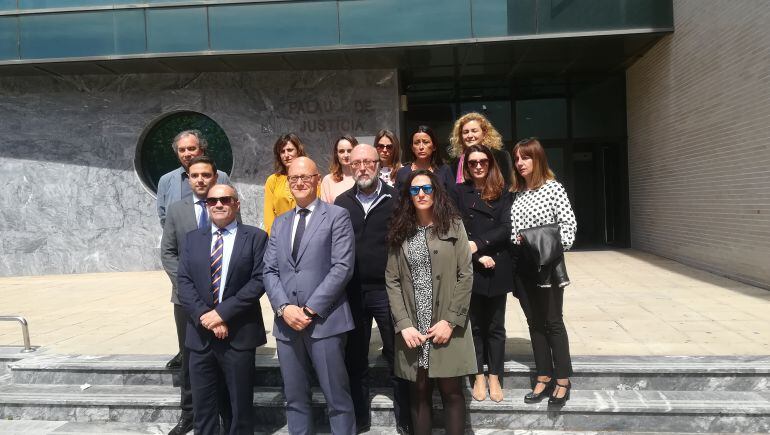 Concentración de representantes de jueces, fiscales y procuradores del Palacio de Justicia de Dénia.