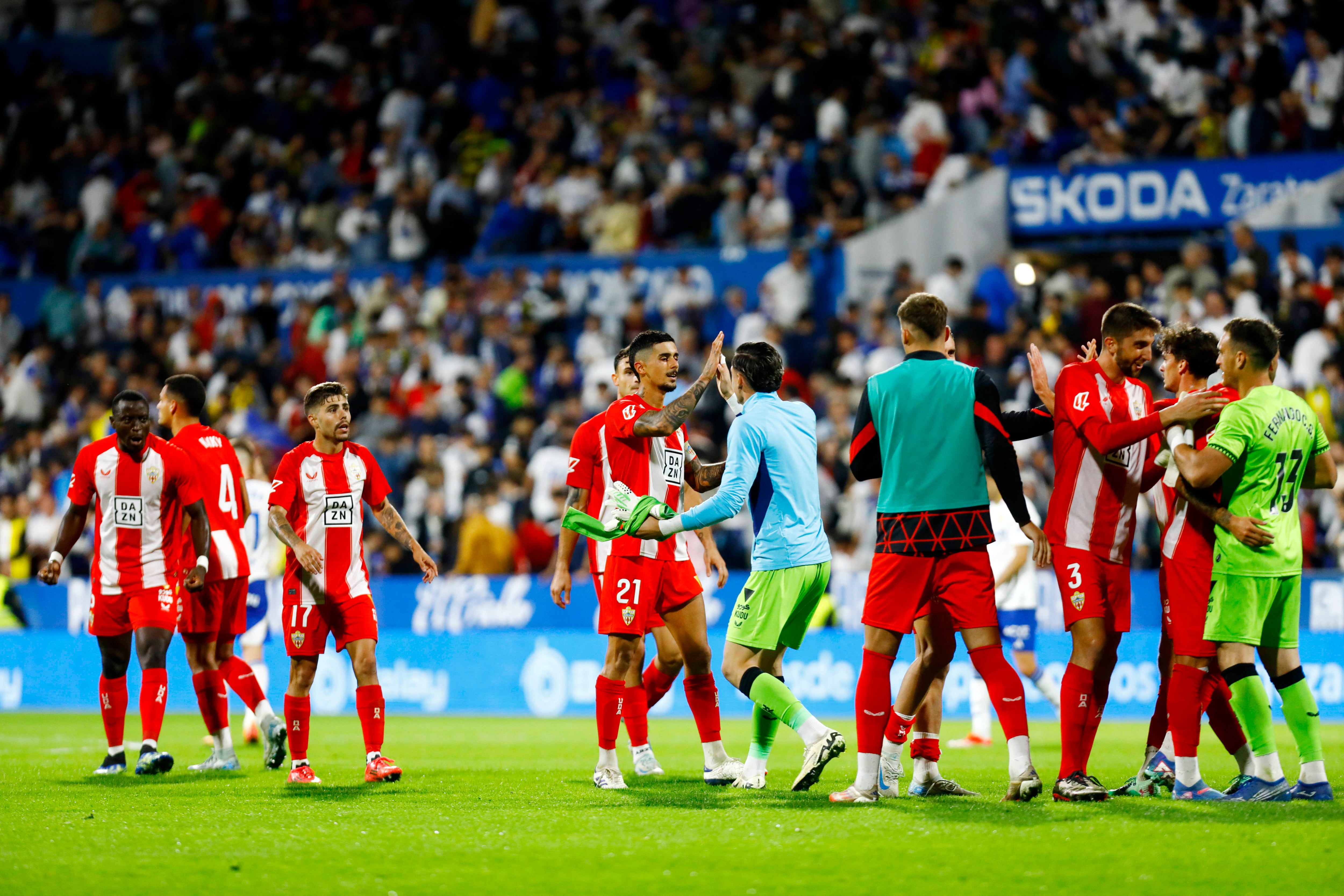 Los futbolistas del Almería celebran la victoria en La Romareda.