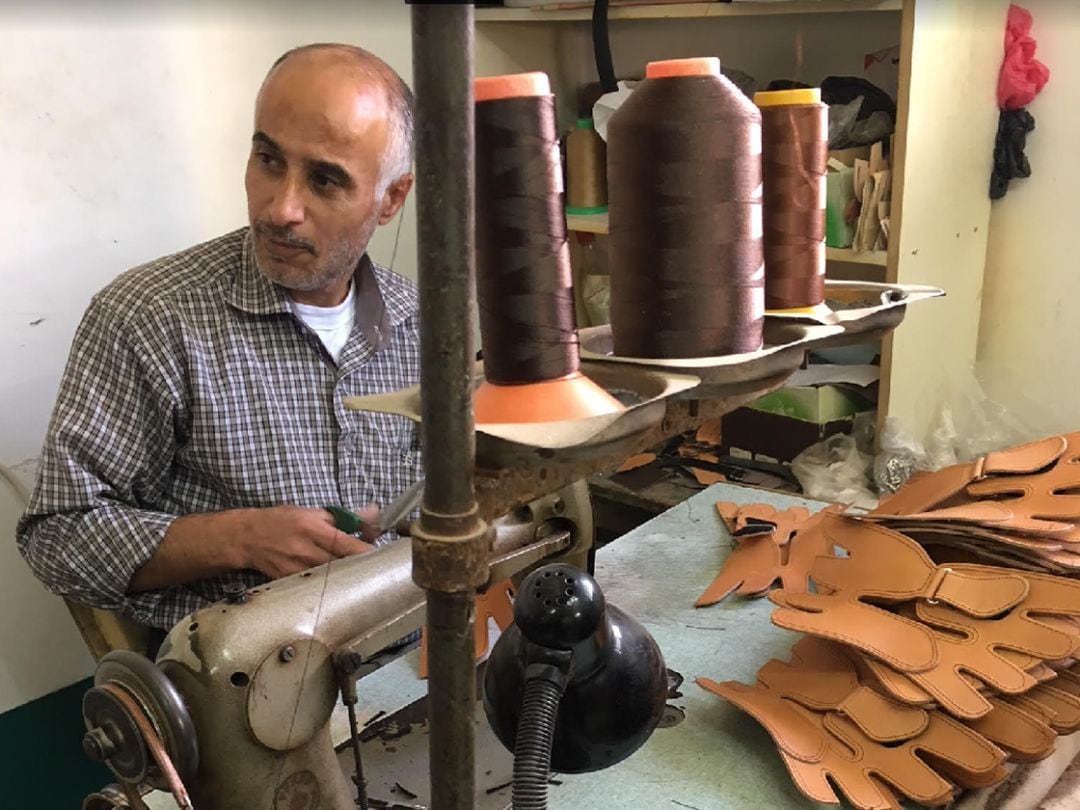 Una media de 350 pares de sandalias de hombre y de mujer son fabricados diariamente en este taller