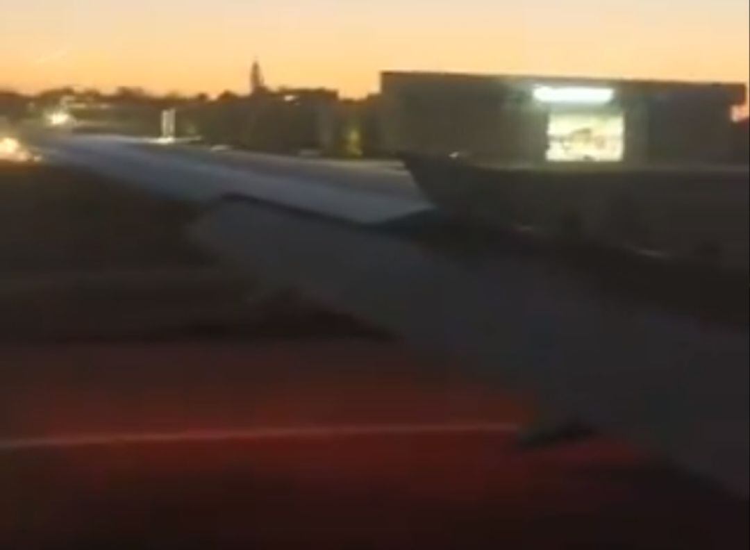 Momento en el que el avión de Air Canada aterriza en Madrid