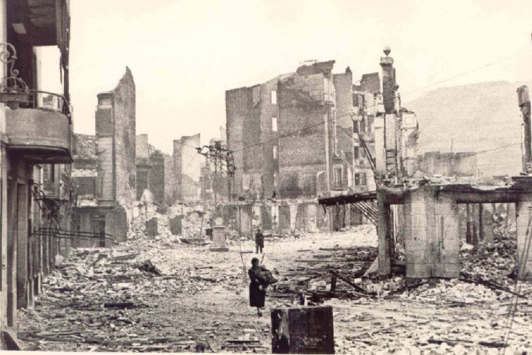 Imagen de Gernika bombardeada