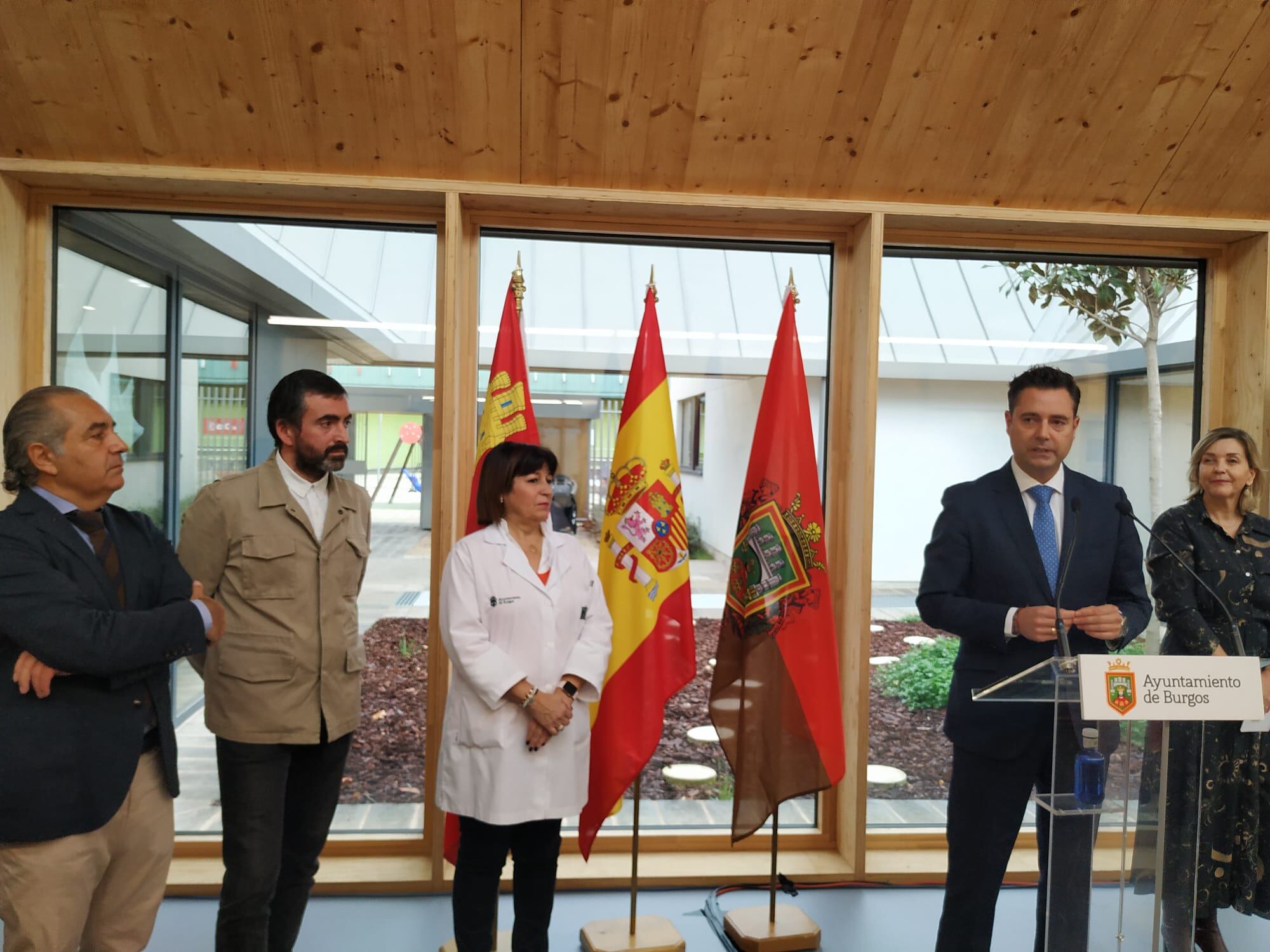 El alcalde de Burgos, Daniel de la Rosa (en el atril), junto a los arquitectos del proyecto, la directora del centro, María Teresa del Monte y la concejal de Servicios Sociales, Sonia Rodríguez.