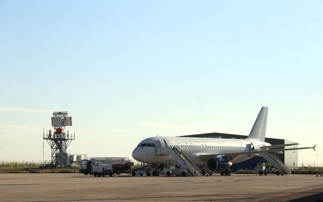 Avión en el aeropuerto de Villanubla