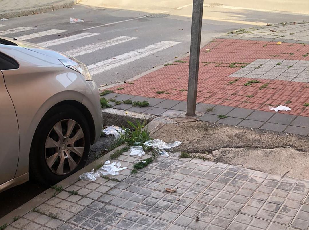 Guantes de plástico en una calle de Alcázar de San Juan