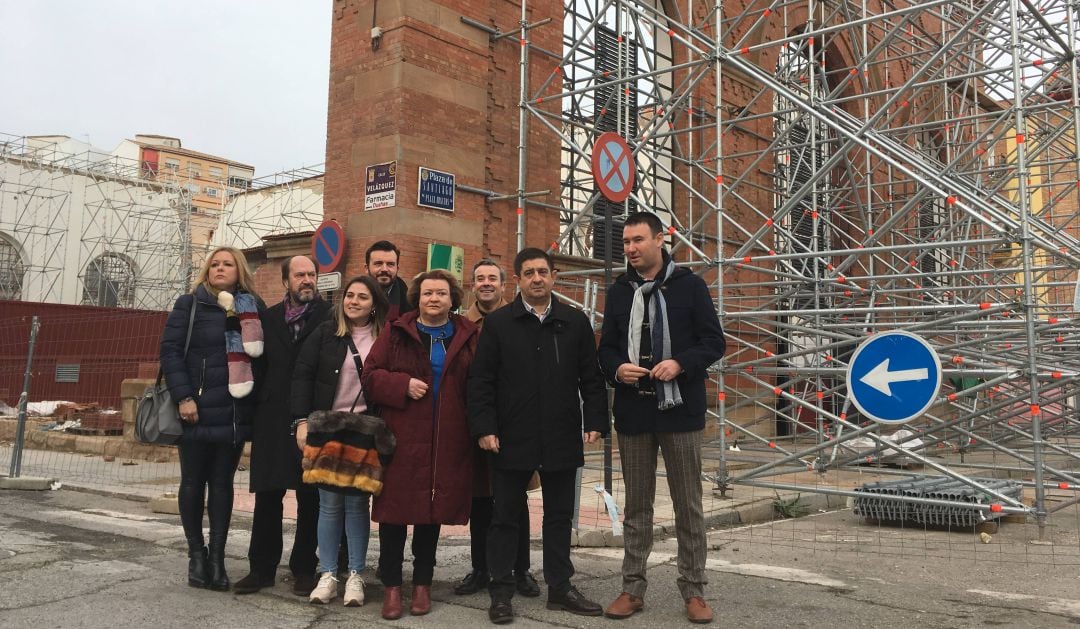 El presidente de la Diputación, Francisco Reyes, y la vicepresidenta primera, Pilar Parra, han visitado la obra junto a miembros del Ayuntamiento y comerciantes