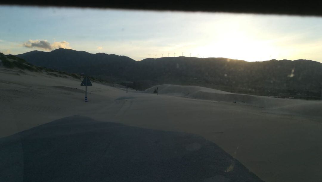 Carretera inundada de arena en Valdevaqueros, Tarifa