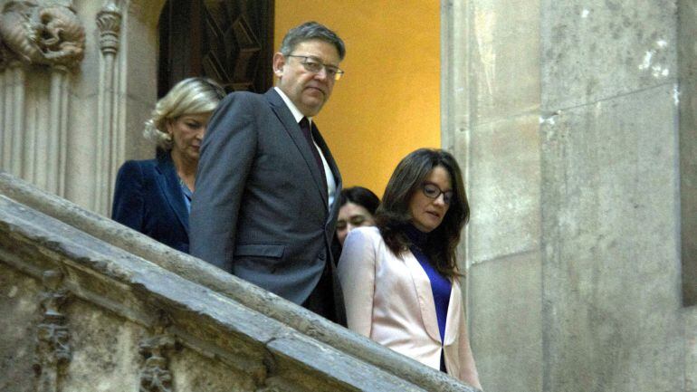 El president de la Generalitat Valenciana Ximo Puig i la vicepresidenta Mónica Oltra baixen les escales del palau de la Generalitat Valenciana camí de l&#039;acte de presentació de la Llei de Memòria. Horitzontal