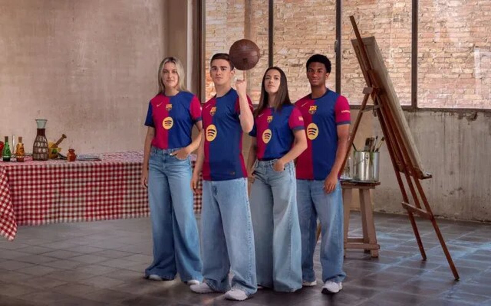 El FC Barcelona presenta así sus nuevas camisetas para la temporada 2024/25