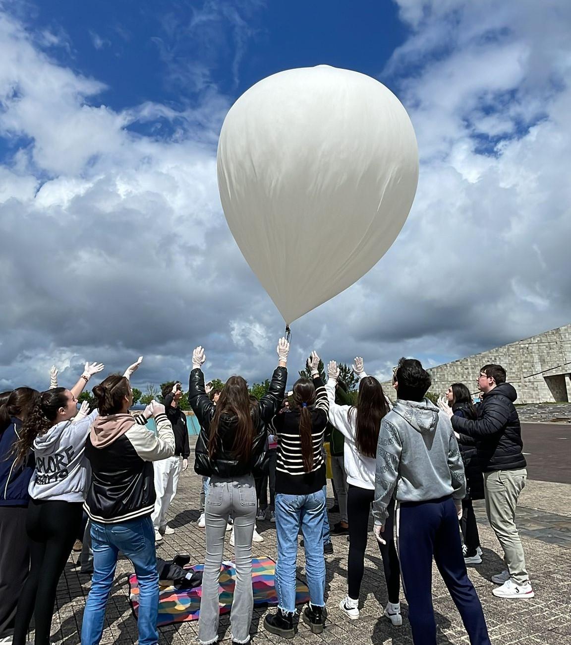 Imagen del lanzamiento de la sonda MarumaSat VI desde el Monte Gaiás