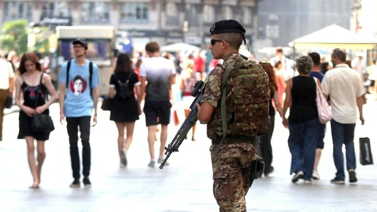 Un soldado del Ejército patrulla las calles.