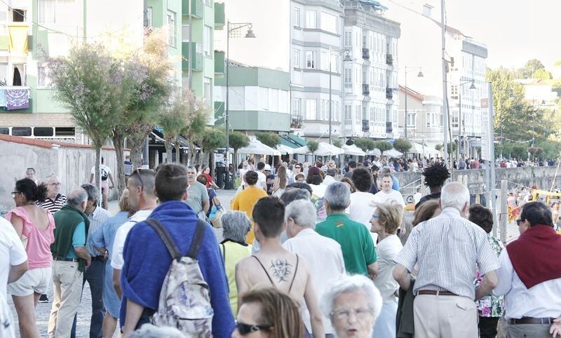 Imagen de archivo de visitantes en el paseo marítimo de Ares (foto: Mero Barral / Cadena SER)