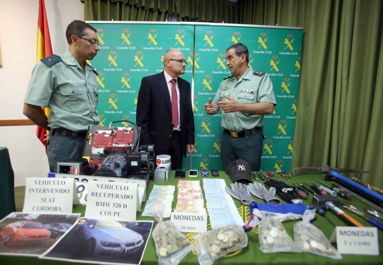 El subdelegado del Gobierno en Valladolid, Luis Antonio Gómez Iglesias, y el teniente coronel Recio, jefe de la Comandancia de la Guardia Civil de Valladolid, informan sobre el desarrollo y desenlace de una importante operación.