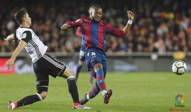 Doukouré lucha por un balón frente al Valencia CF