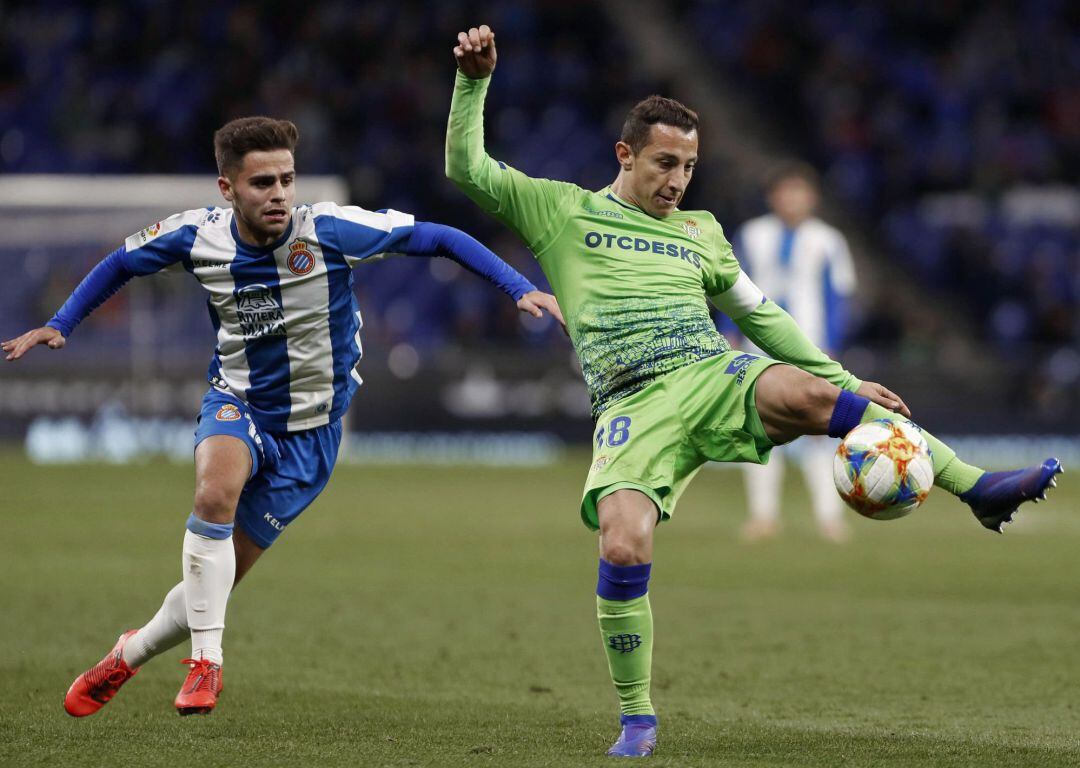 GRAF4616. BARCELONA.- El centrocampista mexicano del Real Betis Andrés Guardado (d) intenta controlar el balón junto a Óscar Melendo, del RCD Espanyol, durante el partido de ida de los cuartos de final de la Copa del Rey que se disputa esta noche en el RCDE Stadium, en Cornellá (Barcelona). EFE Andreu Dalmau