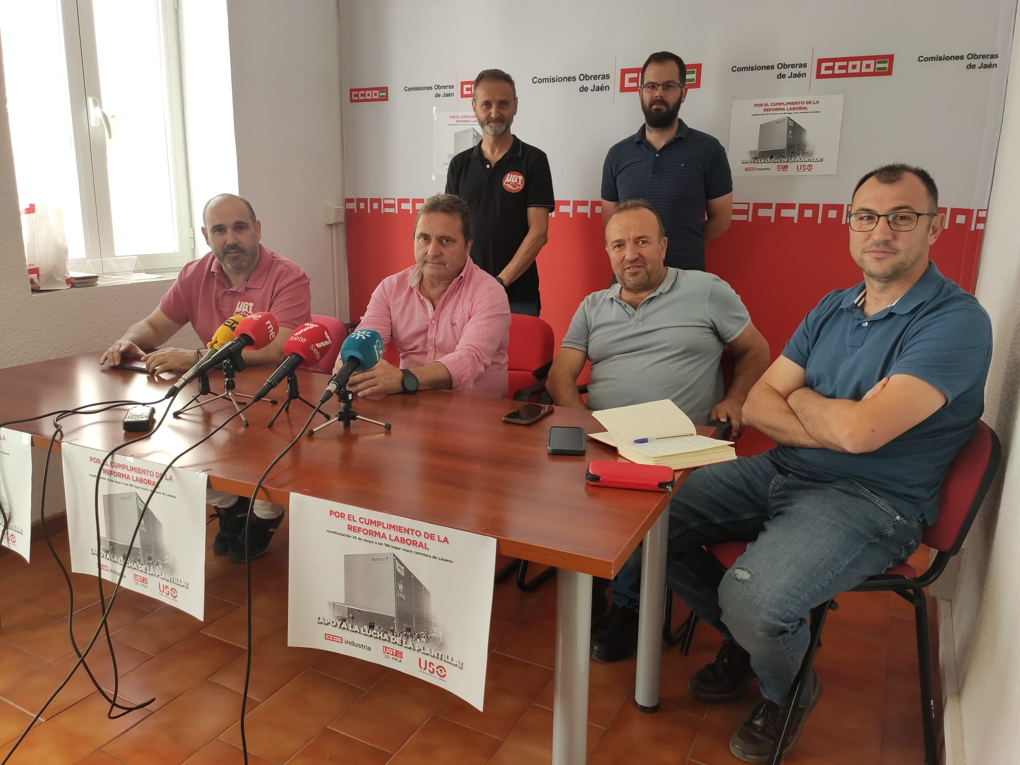 Comité de empresa de Coosur en Vilches, junto a miembros de UGT, CCOO y USO, en una rueda de prensa en Jaén